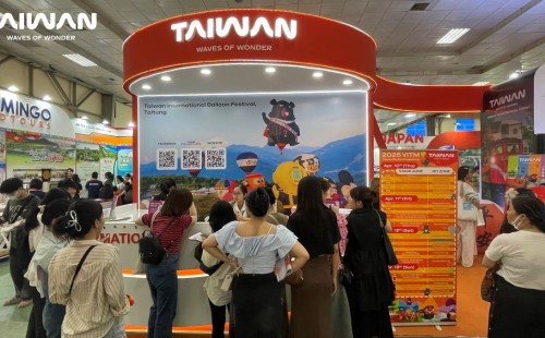 Du khách Việt thưởng thức văn hóa và ẩm thực độc đáo của gian hàng Đài Loan tại VITM 2025