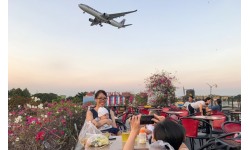 Trải nghiệm quán cà phê ngắm máy bay lướt ngang đầu ở Sài Gòn