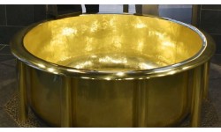 Ngâm mình trong bồn tắm bằng vàng trị giá hơn 7,1 triệu USD