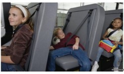 Đây là cách các nước trên thế giới phát hiện học sinh ngủ quên trên xe bus