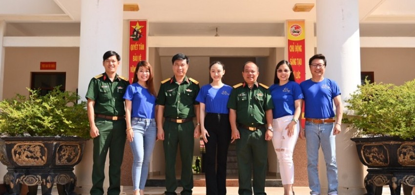 Nhà thiết kế Lê Sĩ Hoàng, hoa hậu Trương Hồ Phương Nga đồng hành cùng Hoa Hậu Hòa Bình Việt Nam ra thăm Côn Đảo 