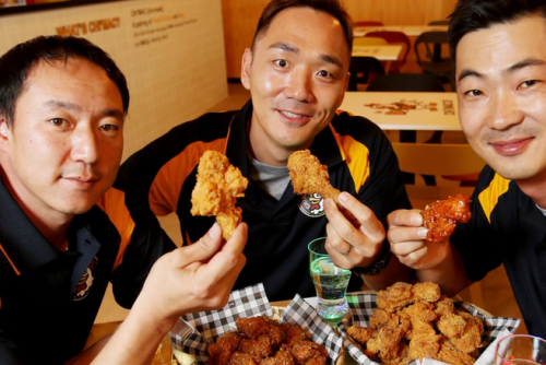 Tình yêu mãnh liệt của người Hàn với gà rán bắt đầu từ khi nào?