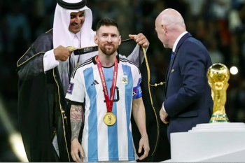 Áo choàng đen của Messi gây 'sốt' trên thế giới sau World Cup