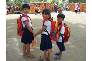 500 học sinh CapitaLand Hope Schools tại Việt Nam nhận cặp mới