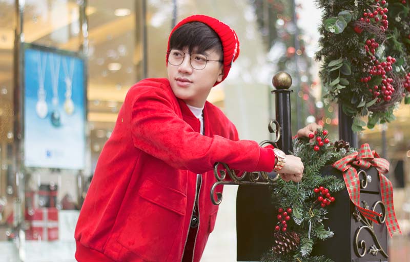 Hotboy Huỳnh Nhựt xuống phố đón Giáng sinh phong cách cực chất 