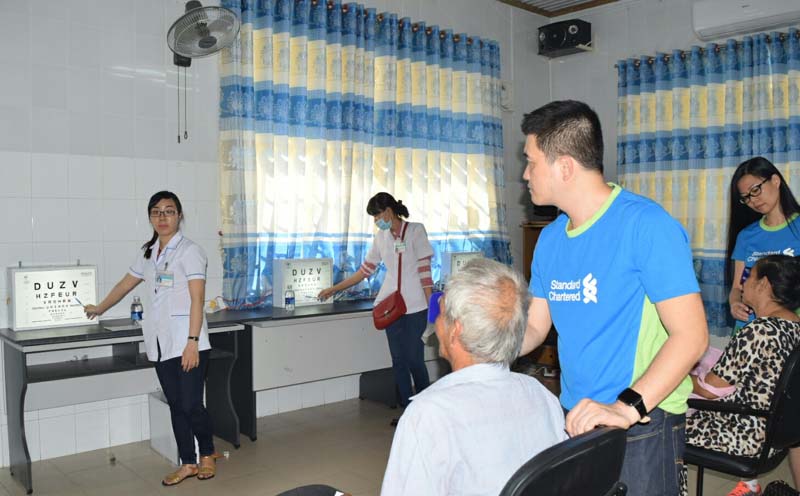 Ngân hàng Standard Chartered Việt Nam chăm sóc mắt miễn phí ở Bà Rịa Vũng Tàu