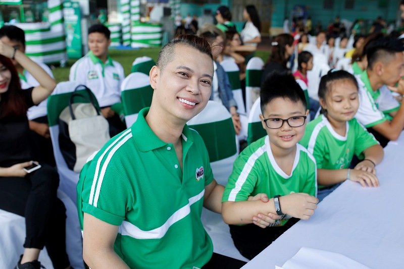 Ca sĩ Nam Khánh cùng con trai tham dự Trại Hè Năng Lượng MILO 2017