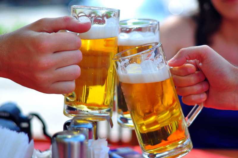 Uống rượu bia thế nào để không ảnh hưởng tình dục phái mạnh