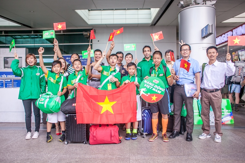 Đoàn học sinh tiểu học Việt Nam tham gia tập huấn tại CLB bóng đá Barcelona