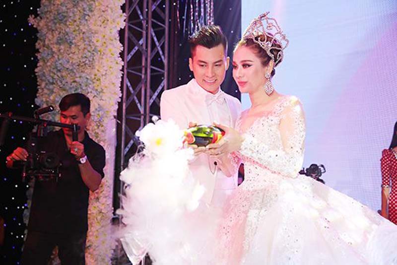 Cận cảnh đám cưới đình đám của ca sĩ chuyển giới Lâm Khánh Chi