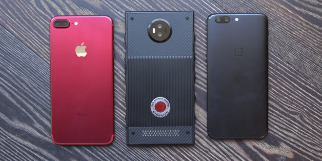 Những hình ảnh trên tay đầu tiên của chiếc điện thoại đến từ tương lai RED Hydrogen One, giá 1.200 USD