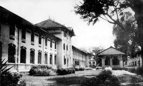 Bốn ngôi trường trung học trăm tuổi ở Sài Gòn