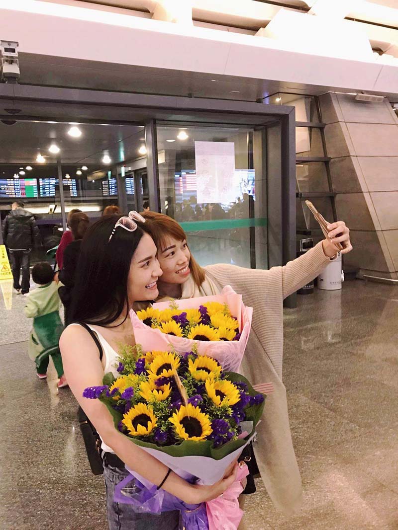 Vừa xuất hiện tại sân bay Đài Loan, doanh nhân Di Băng đã được chào đón đặc biệt