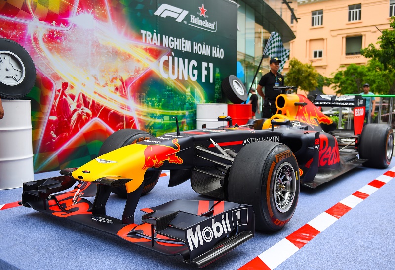 Hào hứng với xe đua F1 lần đầu tiên có mặt tại Việt Nam 