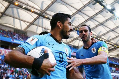 Suarez lập kỷ lục, Uruguay đoạt vé vào vòng 1/8