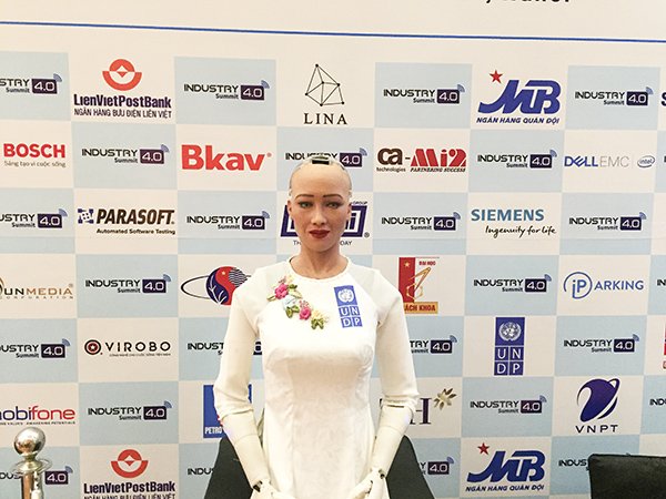 Sophia - “Công dân robot” đầu tiên đến Việt Nam trả lời phỏng vấn