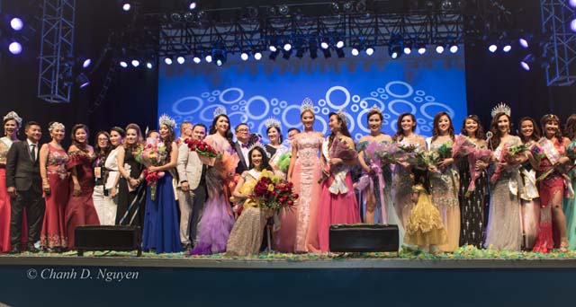Lần đầu tiên hàng trăm hoa hậu, Á hậu, người đẹp, vũ công... tụ hội trong đêm Tôn vinh Hoa hậu toàn cầu.