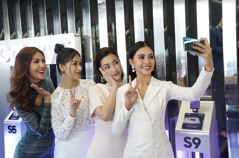 Soi set đồ hiệu Minh Tú, Mỹ Linh, Tiểu Vy, Phương Khánh diện đi mua Galaxy S10