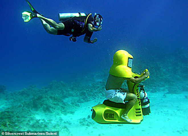 ĐỘC: "Xe máy" cho phép người lái thỏa thích khám phá vẻ đẹp dưới nước