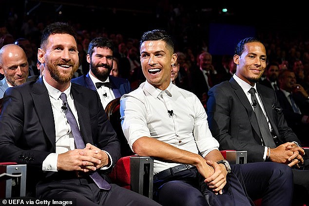 Ronaldo cười phớ lớ, thừa nhận nhớ... Messi