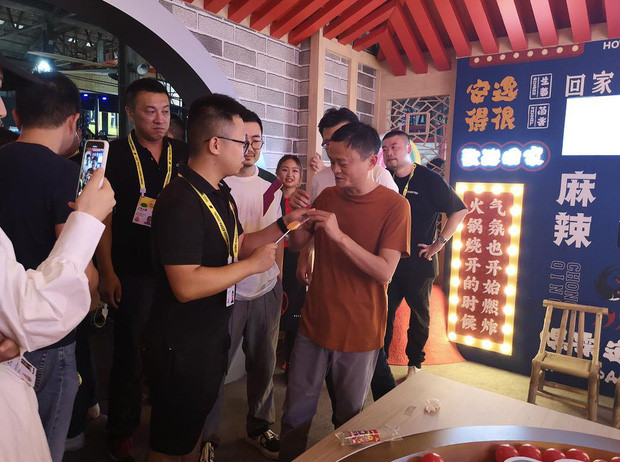 Dựa hơi Jack Ma, kẹo mút vị nước lẩu Trùng Khánh bán đắt như tôm tươi