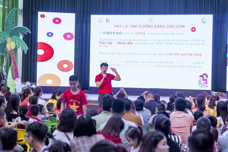 “Sinh Con, Sinh Cha” chia sẻ kiến thức về sức khỏe, hành vi, trí tuệ của trẻ đến với hàng trăm gia đình, giáo viên mầm non tại Nghệ An 
